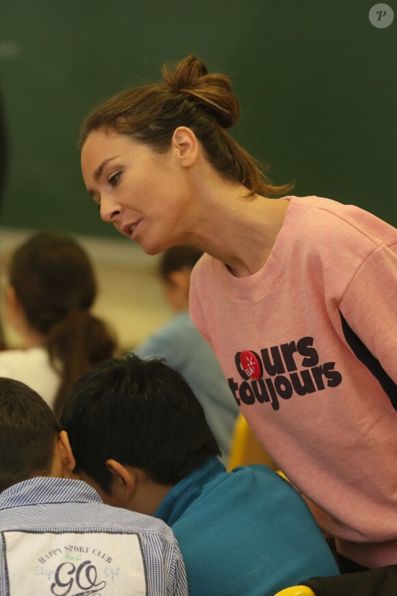 Exclusif - Emmanuelle Boidron lors de la lecture de la dictée d'ELA à l'école primaire Decamps à Paris, le 10 octobre 2016, pour le lancement officiel de la campagne nationale "Mets tes baskets et bats la maladie à l'école". Pour l'édition 2016, c'est Katherine Pancol, qui a rédigé un texte inédit dédié au combat des enfants d'ELA contre la maladie. © CVS/Bestimage