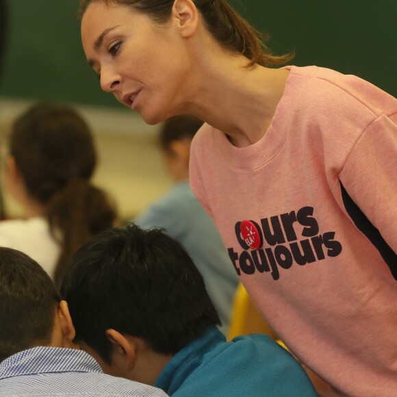 Exclusif - Emmanuelle Boidron lors de la lecture de la dictée d'ELA à l'école primaire Decamps à Paris, le 10 octobre 2016, pour le lancement officiel de la campagne nationale "Mets tes baskets et bats la maladie à l'école". Pour l'édition 2016, c'est Katherine Pancol, qui a rédigé un texte inédit dédié au combat des enfants d'ELA contre la maladie. © CVS/Bestimage