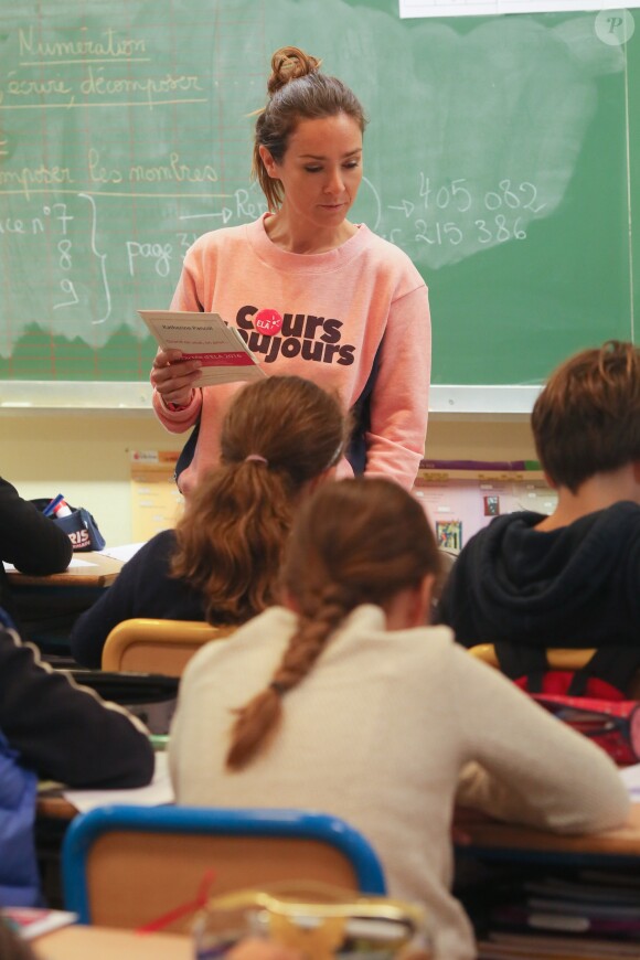 Exclusif - Emmanuelle Boidron lors de la lecture de la dictée d'ELA à l'école primaire Decamps à Paris, le 10 octobre 2016, pour le lancement officiel de la campagne nationale "Mets tes baskets et bats la maladie à l'école". Pour l'édition 2016, c'est Katherine Pancol, qui a rédigé un texte inédit dédié au combat des enfants d'ELA contre la maladie. © CVS/Bestimage