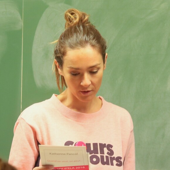 Exclusif - Emmanuelle Boidron lors de la lecture de la dictée d'ELA à l'école primaire Decamps à Paris, le 10 octobre 2016, pour le lancement officiel de la campagne nationale "Mets tes baskets et bats la maladie à l'école". Pour l'édition 2016, c'est Katherine Pancol, qui a rédigé un texte inédit dédié au combat des enfants d'ELA contre la maladie. © CVS/Bestimage