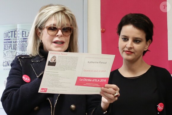La ministre de l'Éducation nationale, de l'Enseignement supérieur et de la Recherche, Najat Vallaud Belkacem et Katherine Pancol lors de la lecture de la dictée ELA au collège Pierre de Ronsard à Paris, France, le 11 octobre 2016 pour le lancement officiel de la campagne nationale 'Mets tes baskets et bats la maladie à l'école".  © Stéphane Lemouton/Bestimage