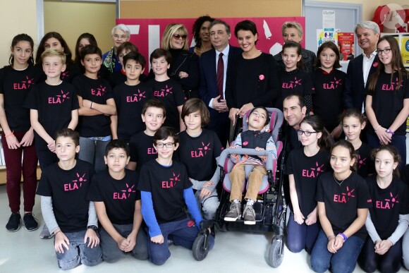 La ministre de l'Éducation nationale, de l'Enseignement supérieur et de la Recherche, Najat Vallaud Belkacem et Katherine Pancol lors de la lecture de la dictée ELA au collège Pierre de Ronsard à Paris, France, le 11 octobre 2016 pour le lancement officiel de la campagne nationale 'Mets tes baskets et bats la maladie à l'école". © Stéphane Lemouton/Bestimage
