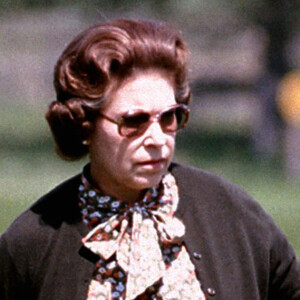 La reine Elizabeth II avec ses corgis et dorgis en 1980 à Windsor.