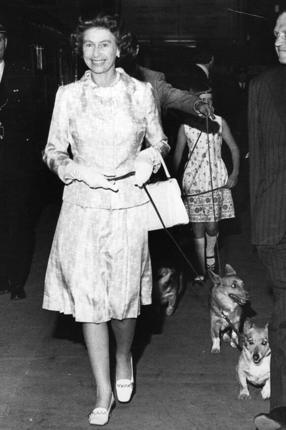 La reine Elizabeth II avec ses corgis en 1975 à la gare de King's Cross, en partance pour Balmoral via Aberdeen.