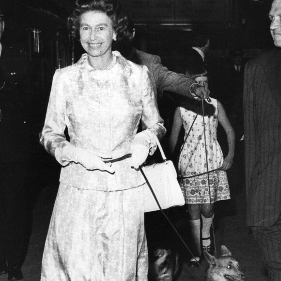 La reine Elizabeth II avec ses corgis en 1975 à la gare de King's Cross, en partance pour Balmoral via Aberdeen.