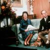 La reine Elizabeth II et le duc d'Edimbourg à Balmoral en 1975 avec leurs chiens.