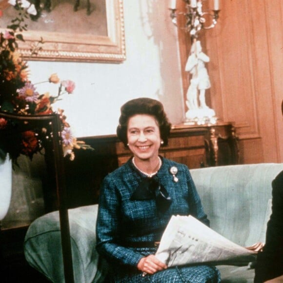 La reine Elizabeth II et le duc d'Edimbourg à Balmoral en 1975 avec leurs chiens.
