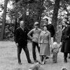La reine Elizabeth II en famille avec ses corgis et dorgis en 1979 dans le parc du château de Balmoral, en Ecosse.