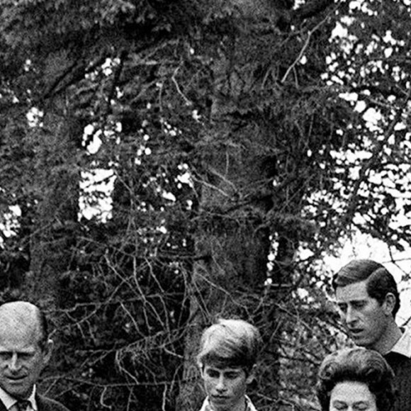 La reine Elizabeth II en famille avec ses corgis et dorgis en 1979 dans le parc du château de Balmoral, en Ecosse.