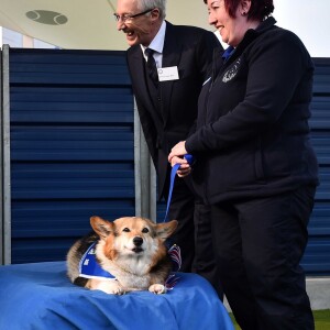 La reine Elizabeth II et le prince Philip visitant le refuge "Battersea Dogs And Cats Home" à Londres, le 17 mars 2015.