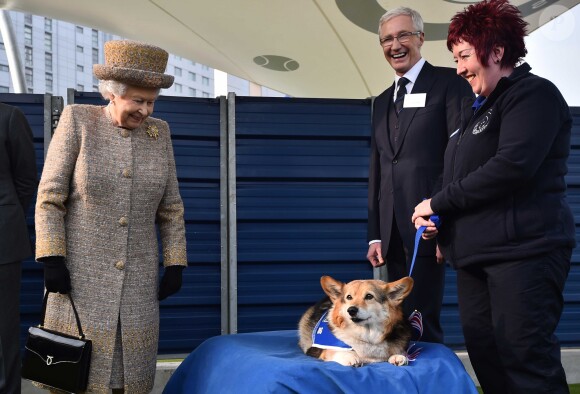 La reine Elizabeth II et le prince Philip visitant le refuge "Battersea Dogs And Cats Home" à Londres, le 17 mars 2015.