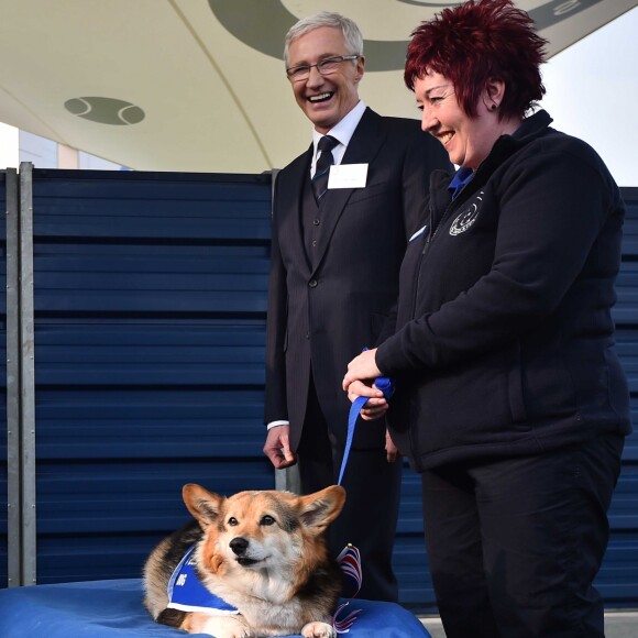 La reine Elizabeth II et le prince Philip visitant le refuge "Battersea Dogs And Cats Home" à Londres, le 17 mars 2015.