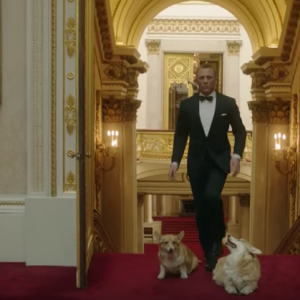 Les corgis de la reine Elizabeth II faisaient de la figuration dans le court métrage dont elle était la star avec le James Bond Daniel Craig en ouverture des JO de Londres 2012.