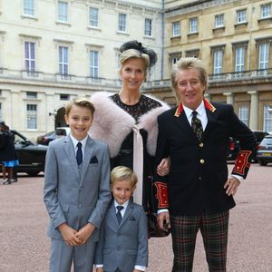 Rod Stewart arrive à Buckingham Palace avec sa femme Penny Lancaster et leurs fils Alastair and Aiden avant d'être décoré, Londres le 11 octobre 2016.