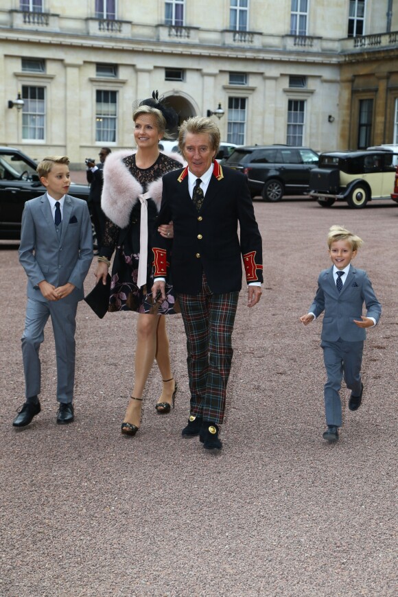 Rod Stewart arrive à Buckingham Palace avec sa femme Penny Lancaster et leurs fils Alastair and Aiden avant d'être décoré, Londres le 11 octobre 2016.