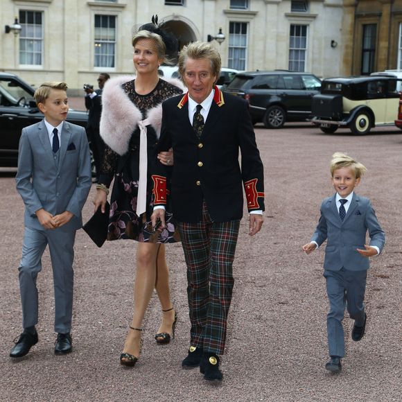 Rod Stewart arrive à Buckingham Palace avec sa femme Penny Lancaster et leurs fils Alastair and Aiden avant d'être décoré, Londres le 11 octobre 2016.