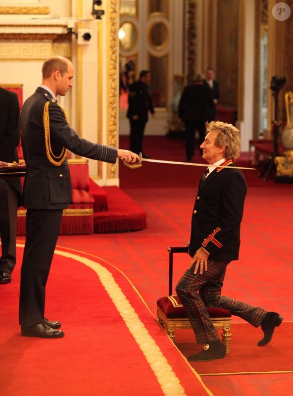 Rod Stewart décoré par le prince William à Buckingham Palace, Londres le 11 octobre 2016.