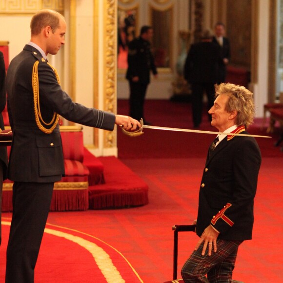 Rod Stewart décoré par le prince William à Buckingham Palace, Londres le 11 octobre 2016.