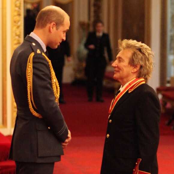 Rod Stewart décoré par le prince William à Buckingham Palace, Londres le 11 octobre 2016.
