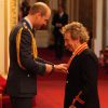 Rod Stewart décoré par le prince William à Buckingham Palace, Londres le 11 octobre 2016.