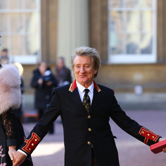 Sir Rod Stewart montre fièrement sa médaille après sa remise de décoration à Buckingham Palace à Londres le 11 octobre 2016. Le chanteur était accompagné de son épouse Penny Lancaster et leurs enfants, Alastair et Aiden.