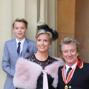 Sir Rod Stewart montre fièrement sa médaille après sa remise de décoration à Buckingham Palace à Londres le 11 octobre 2016. Le chanteur était accompagné de son épouse Penny Lancaster et leurs enfants, Alastair et Aiden.