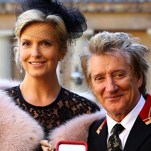 Sir Rod Stewart montre fièrement sa médaille après sa remise de décoration à Buckingham Palace à Londres le 11 octobre 2016. Le chanteur était accompagné de son épouse Penny Lancaster et leurs enfants, Alastair et Aiden.
