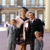 Sir Rod Stewart montre fièrement sa médaille après sa remise de décoration à Buckingham Palace à Londres le 11 octobre 2016. Le chanteur était accompagné de son épouse Penny Lancaster et leurs enfants, Alastair et Aiden.