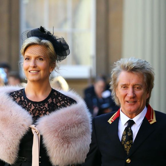 Sir Rod Stewart montre fièrement sa médaille après sa remise de décoration à Buckingham Palace à Londres le 11 octobre 2016. Le chanteur était accompagné de son épouse Penny Lancaster et leurs enfants, Alastair et Aiden.