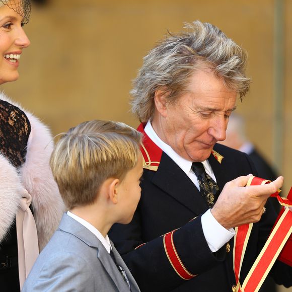 Sir Rod Stewart montre fièrement sa médaille après sa remise de décoration à Buckingham Palace à Londres le 11 octobre 2016. Le chanteur était accompagné de son épouse Penny Lancaster et leurs enfants, Alastair et Aiden.