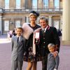 Sir Rod Stewart montre fièrement sa médaille après sa remise de décoration à Buckingham Palace à Londres le 11 octobre 2016. Le chanteur était accompagné de son épouse Penny Lancaster et leurs enfants, Alastair et Aiden.
