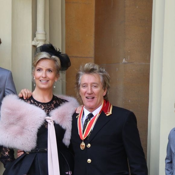 Sir Rod Stewart montre fièrement sa médaille après sa remise de décoration à Buckingham Palace à Londres le 11 octobre 2016. Le chanteur était accompagné de son épouse Penny Lancaster et leurs enfants, Alastair et Aiden.