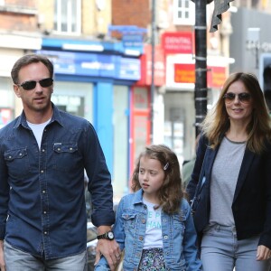 Exclusif - Première sortie en famille des jeunes mariés Geri Halliwell et Christian Horner à Londres à leur retour de lune de miel à Woburn Abbey. La petite Bluebell est souriante et heureuse, elle tient la main à Christian Horner, le 30 mai 2015