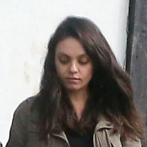 Mila Kunis enceinte se balade dans les rues de Studio City, le 11 octobre 2016