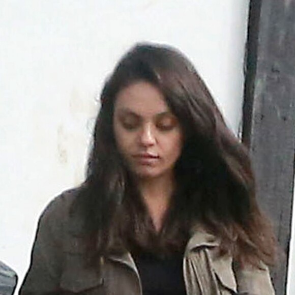 Mila Kunis enceinte se balade dans les rues de Studio City, le 11 octobre 2016