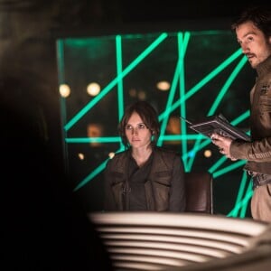 Felicity Jones et Diego Luna dans Rogue One : A Star Wars Story.