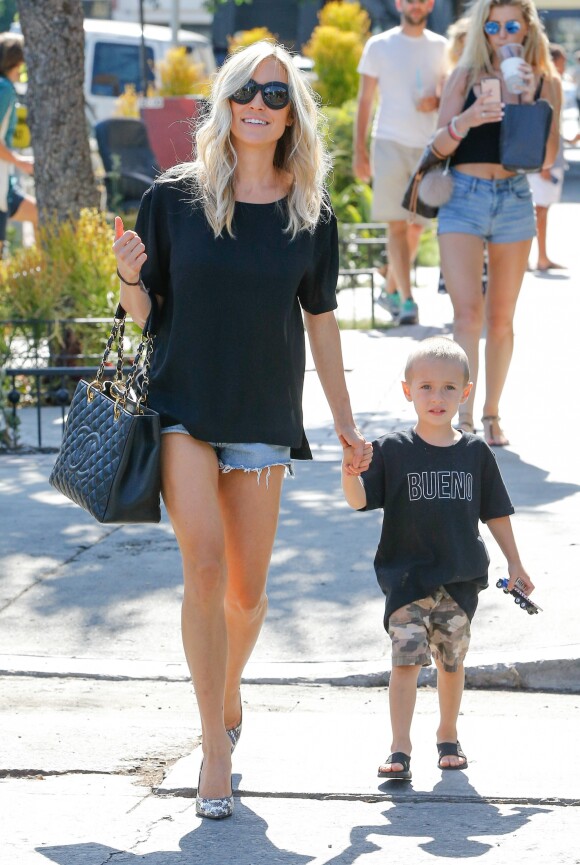 Kristin Cavallari se promène avec son fils Camden dans les rues de West Hollywood, le 27 juillet 2016
