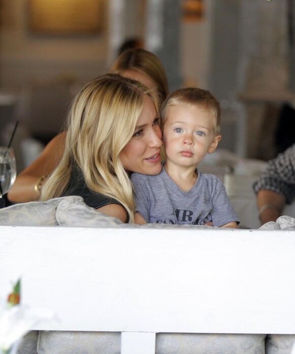 Kristin Cavallari et son fils Camden déjeunent au restaurant à Beverly Hills, le 24 juillet 2014. - Merci de flouter la tete des enfants -24/07/2014 - Beverly Hills