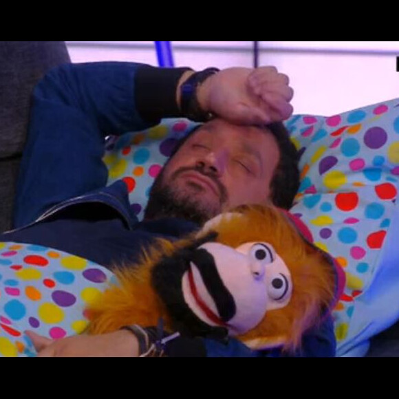 Cyril Hanouna se repose en direct sur C8, vendredi 14 octobre 2016