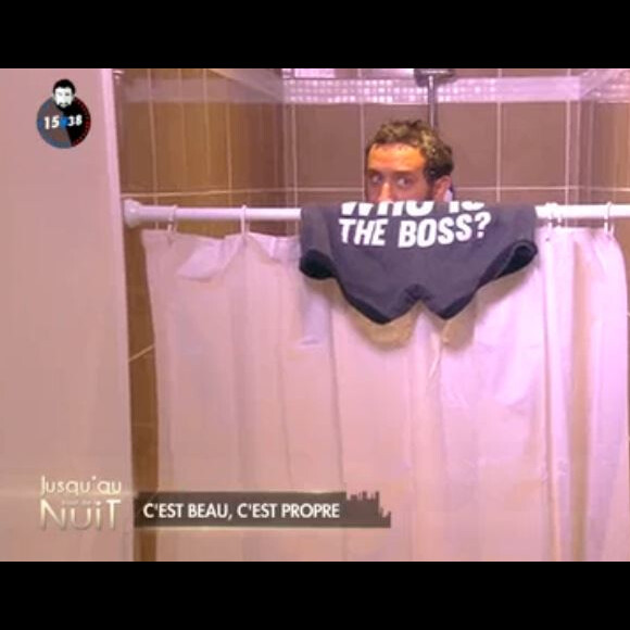 Cyril Hanouna prend sa douche en direct, vendredi 14 octobre 2016, sur C8