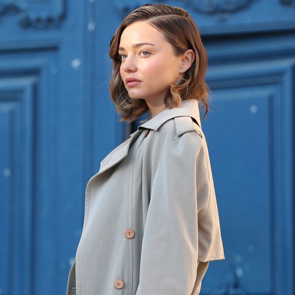 Miranda Kerr lors d'un séance photo Place Vendôme à Paris, le 4 octobre 2016, pendant la fashion week.