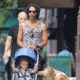 Carlos Leon (le père des Lourdes Leon) avec sa femme Betina Holte et leur fils Meeka à New-York le 11 juillet 2016.
