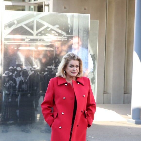 Catherine Deneuve lors du traditionnel remake du célèbre film de Louis Lumière de 1895 "La Sortie de l'usine Lumière à Lyon" à l'occasion du 8ème Festival Lumière à Lyon, le 15 octobre 2016