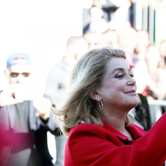 Catherine Deneuve lors du traditionnel remake du célèbre film de Louis Lumière de 1895 "La Sortie de l'usine Lumière à Lyon" à l'occasion du 8ème Festival Lumière à Lyon, le 15 octobre 2016