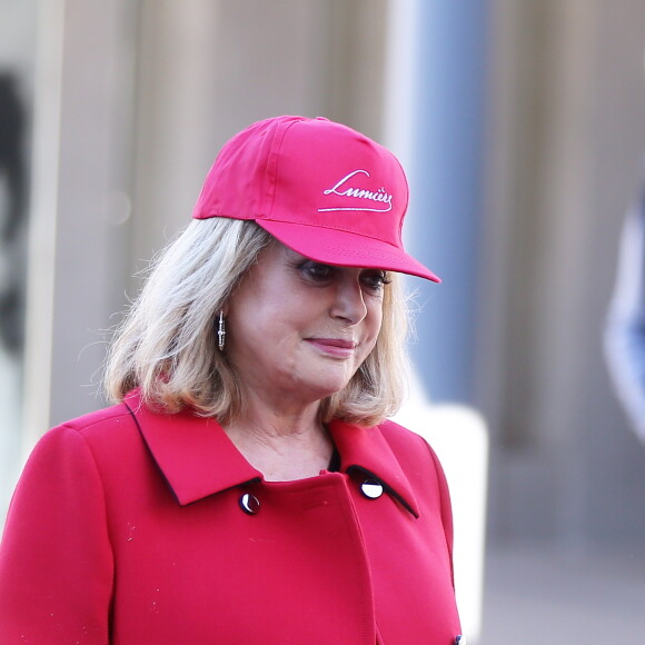 Catherine Deneuve lors du traditionnel remake du célèbre film de Louis Lumière de 1895 "La Sortie de l'usine Lumière à Lyon" à l'occasion du 8ème Festival Lumière à Lyon, le 15 octobre 2016
