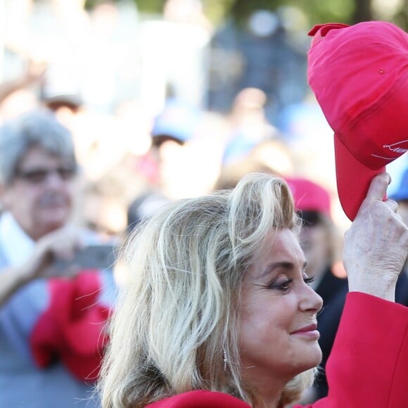 Catherine Deneuve lors du traditionnel remake du célèbre film de Louis Lumière de 1895 "La Sortie de l'usine Lumière à Lyon" à l'occasion du 8ème Festival Lumière à Lyon, le 15 octobre 2016