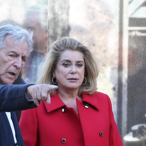 Constantin Costa Gavras et Catherine Deneuve lors du traditionnel remake du célèbre film de Louis Lumière de 1895 "La Sortie de l'usine Lumière à Lyon" à l'occasion du 8ème Festival Lumière à Lyon, le 15 octobre 2016