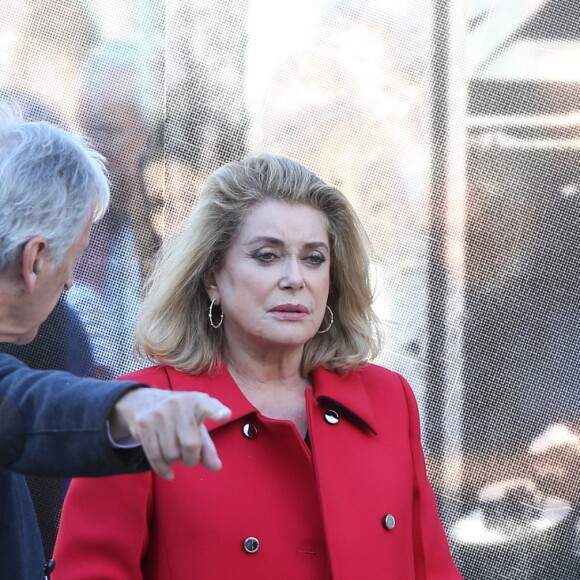 Constantin Costa Gavras et Catherine Deneuve lors du traditionnel remake du célèbre film de Louis Lumière de 1895 "La Sortie de l'usine Lumière à Lyon" à l'occasion du 8ème Festival Lumière à Lyon, le 15 octobre 2016