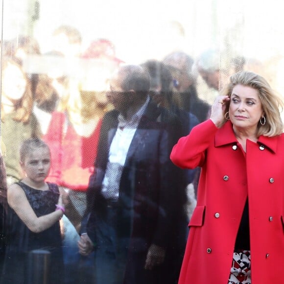 Catherine Deneuve lors du traditionnel remake du célèbre film de Louis Lumière de 1895 "La Sortie de l'usine Lumière à Lyon" à l'occasion du 8ème Festival Lumière à Lyon, le 15 octobre 2016