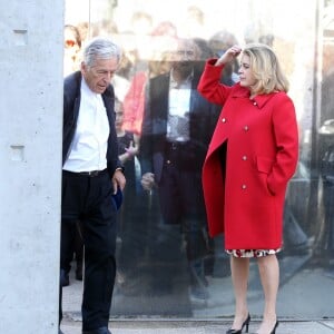 Constantin Costa Gavras et Catherine Deneuve lors du traditionnel remake du célèbre film de Louis Lumière de 1895 "La Sortie de l'usine Lumière à Lyon" à l'occasion du 8ème Festival Lumière à Lyon, le 15 octobre 2016